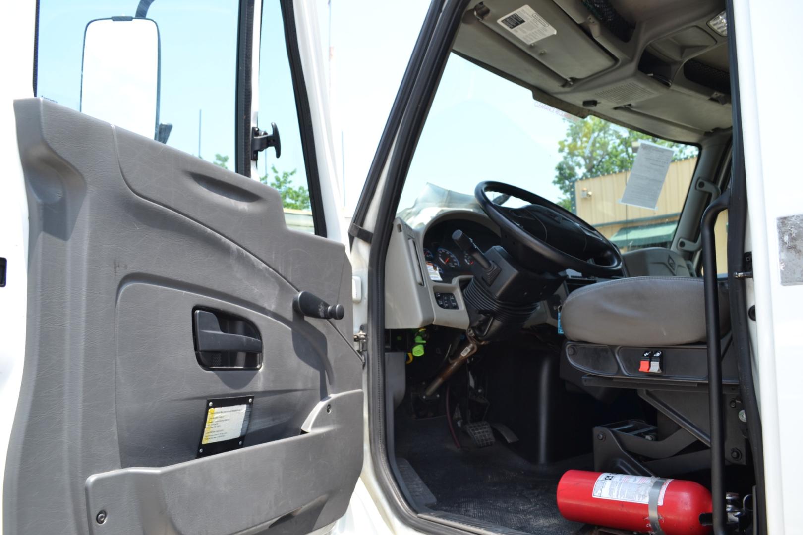 2018 WHITE /BLACK INTERNATIONAL 4300 with an CUMMINS ISB 6.7L 220HP engine, EATON FULLER PROCISION AUTOMATIC transmission, located at 9172 North Fwy, Houston, TX, 77037, (713) 910-6868, 29.887470, -95.411903 - Photo#13